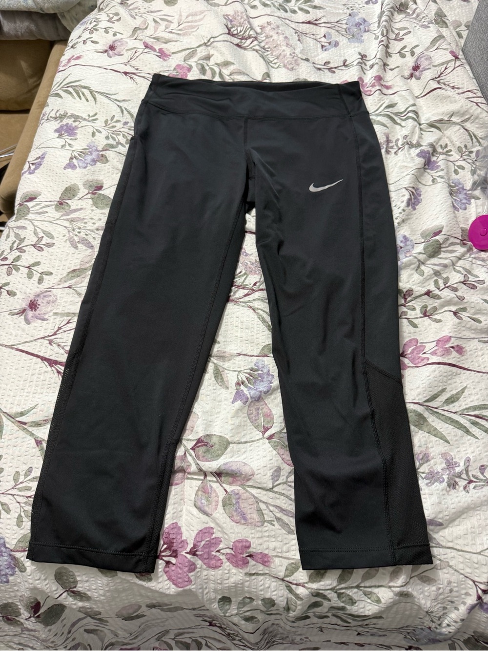 Nike Black Women’s Athletic Capri Leggings with Swoosh D5